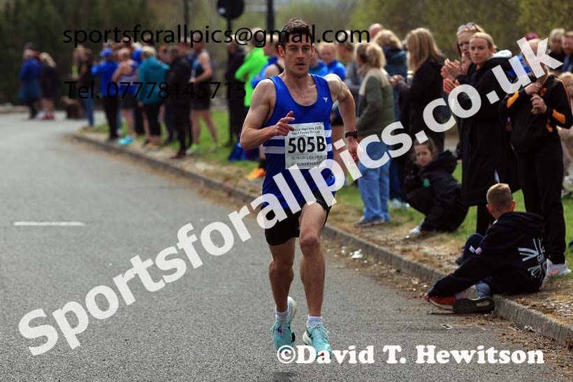 Senior mens relay, 2025 Elswick Harriers Good Friday Road Relays, Newburn, Newcastle upon Tyne. Photo: David T. Hewitson/Sports for All Pics
